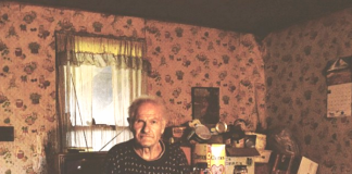 Diese Photographin findet ein „verlassenes“ Haus im Wald. Als sie die Tür öffnet, erlebt sie den Schock ihres Lebens.