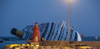 Fotografen svømte ut til vraket og brøt seg inn. Nå for de forbudte bilderna fra skipet hele..